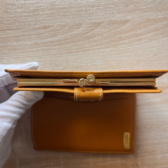 Gucci GG Kisslock Wallet With Coin Pocket - Picture 6 of 16